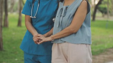 Parktaki genç bayan hasta..