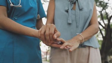 Hastanedeki hastaya doktor ellerini kapat..