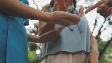 Çiftler el ele tutuşuyor.