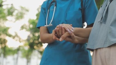 Doktor ve hemşire elleri parkta..