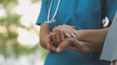 Hastanedeki doktor elini kapat.