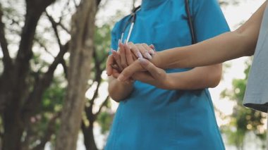 Doktor elini bahçedeki hastanın avucunun içine koydu..