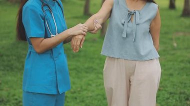 Doktor ve kadın hasta hastanede..