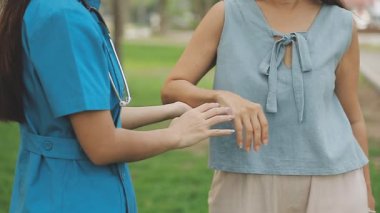 Genç kadın ve hemşire.