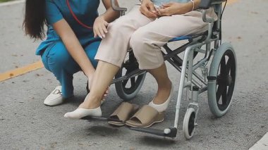 Hastanede tekerlekli sandalyeli bir kadın.