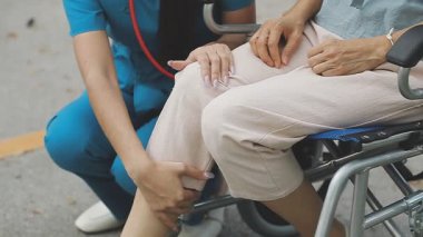 Hastanedeki hemşireyle tekerlekli sandalyedeki kadın. Huzurevindeki yaşlı kadın ve hastanedeki hasta..