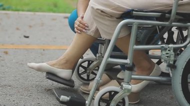 Parktaki bankta oturan kadın.