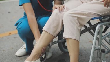 Kadın bacağıyla yürüyor.