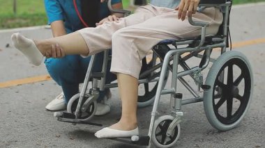 Tekerlekli sandalyede oturan Asyalı son sınıf öğrencisi.