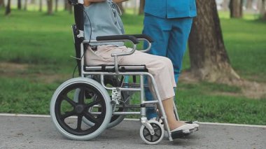 Hastanede tekerlekli sandalyedeki kadın