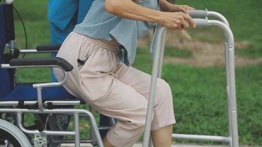 tekerlekli sandalye üzerinde oturan kadın