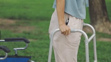 tekerlekli sandalye üzerinde oturan kadın