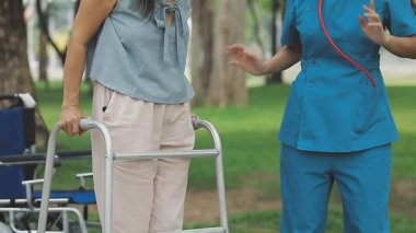 Tekerlekli sandalyeli Asyalı kadın hasta