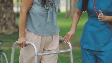 Kadın ve hemşire parkta yürüyorlar..