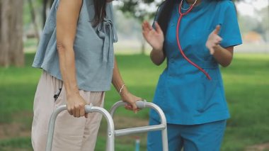 Hemşiresi ve hastası olan kadın