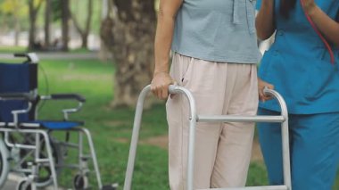 Hastanede tekerlekli sandalyede yürüyen kadın.