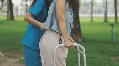 Koltuk değnekleriyle tekerlekli sandalyedeki genç kadın.