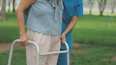 Parkta yürüyen bir kadın.