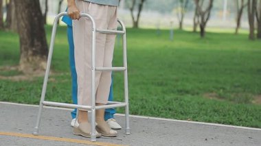 # Şehirde yürüyen bir kadın #