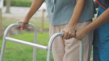 genç adam tekerlekli sandalyede