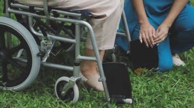 Tekerlekli sandalyeyle engelli kadın.