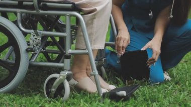 Asyalı genç kadın, kocası ve karısıyla parkta yürüyor..