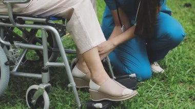 Tekerlekli sandalyedeki kadın arkadaşıyla