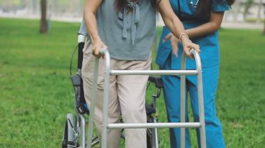 Walker 'la hastanede yürüyen kadın.