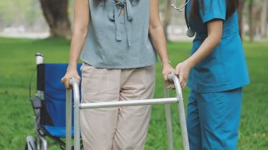 Tekerlekli sandalyedeki kadın hemşiresiyle