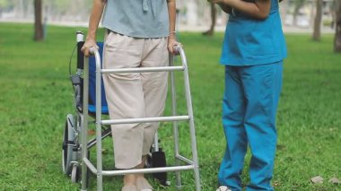 Tekerlekli sandalyedeki Asyalı hemşire ve hasta. sağlık hizmeti kavramı.