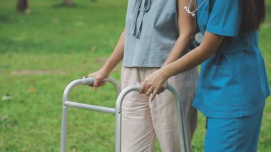 Bayan hemşire Walker 'la yürüyor.