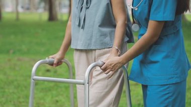 Asyalı kıdemli kadın doktor ya da hemşire ya da hemşire ya da yaşlı erkek ya da kadın hasta ya da tekerlekli sandalyeli ya da hasta ya da hastane ya da bakım evi konsepti.