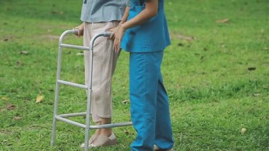 Bahçedeki yaşlı kadınlar..