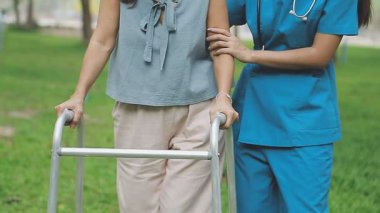 Yürüyen bir hemşire.