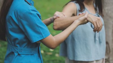 Kadın doktor hastaya yardım ediyor.