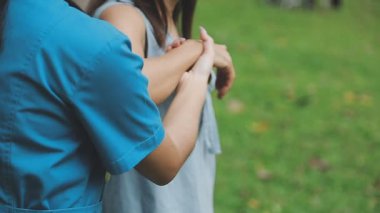 Genç kadın ve adamın eli.