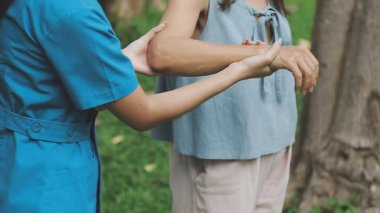 Steteskoplu kadın ve doktor eli