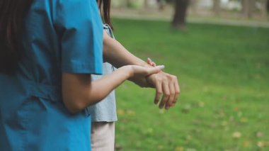 Yeşil çimlerin üzerinde el ele tutuşan kadın