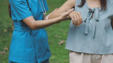 Doktor ve hemşire el ele tutuşuyor.