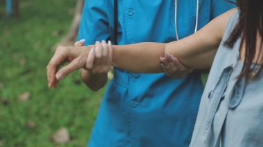 Adam parkta elini tutuyor.