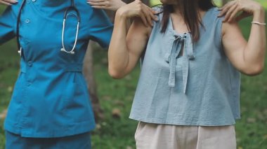 Stesteskoplu genç bayan doktor.