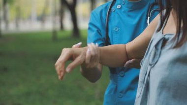 Genç bir çift parkta yürüyor.