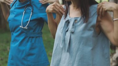 Genç kadın ve doktor