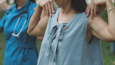 Yüzünde elleri olan bir kadının yakın çekimi.