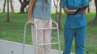 Hemşire ve hemşire tekerlekli sandalyede