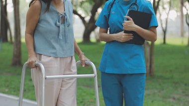 Hemşire ile hasta tekerlekli sandalyede yürüme.