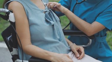 Hastanede tekerlekli sandalyede bir doktor.