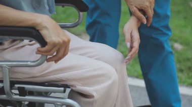 Tekerlekli sandalyeli engelli adam