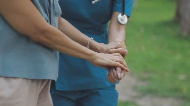Doktor el, parkta bir hastayı tutuyor, sağlık ve ilaç..