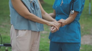 Parkta steteskop tutan beyaz gömlekli ve siyah ceketli bir kadın doktor. tıbbi konsept